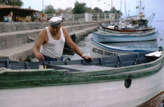 Fischer beim Pflegen seines Bootes