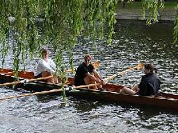  Faug zum ersten Mal in einem Ruderboot
